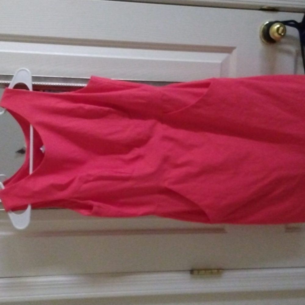 Sleeveless dress with cut out back